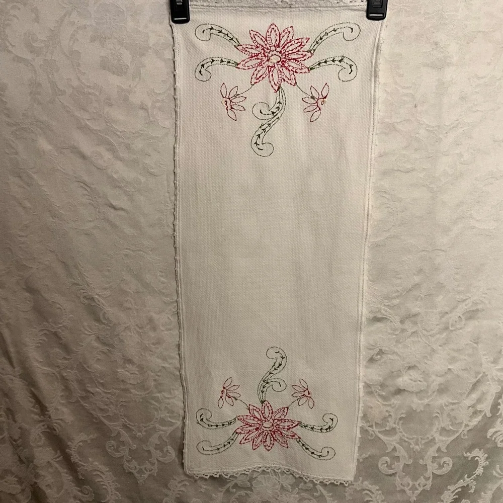 Vintage Embroidered Table Runner White‎ Red Floral Crochet Edge Kitchen Dining